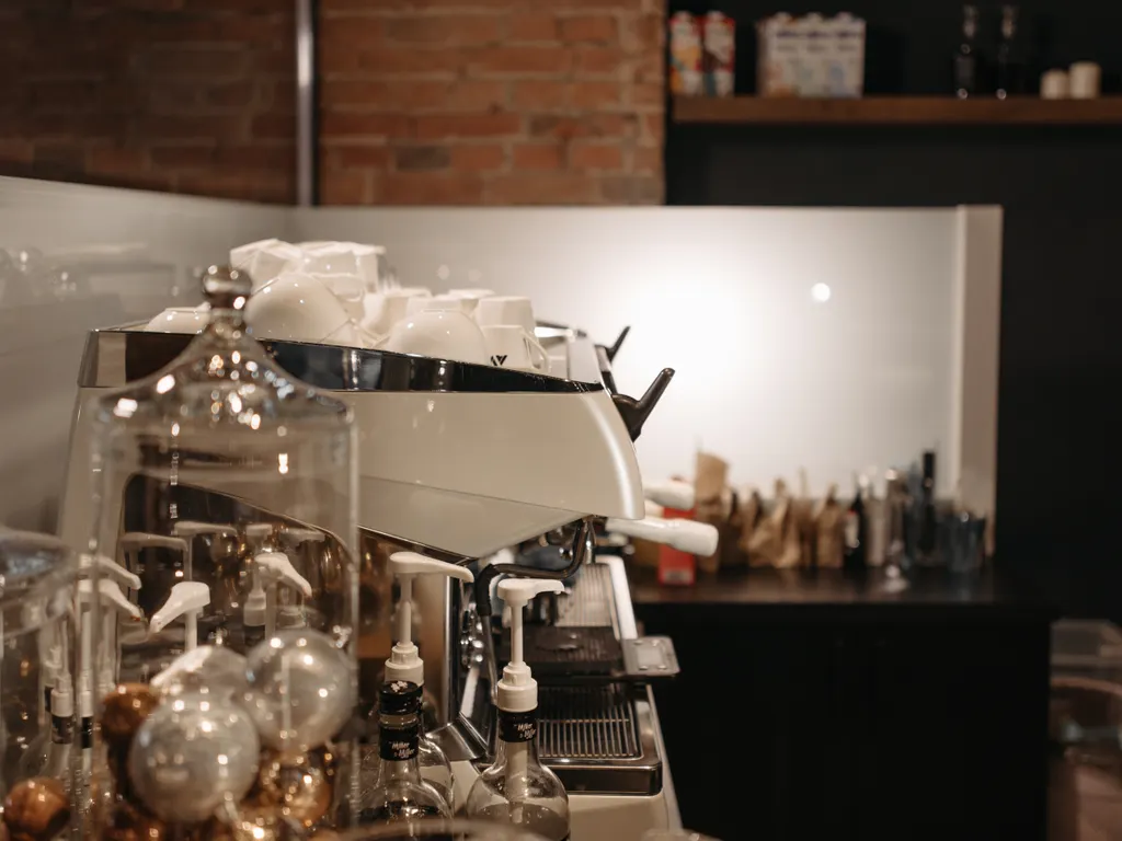 Tezgâhta espresso makinesi ve dizili fincanlar